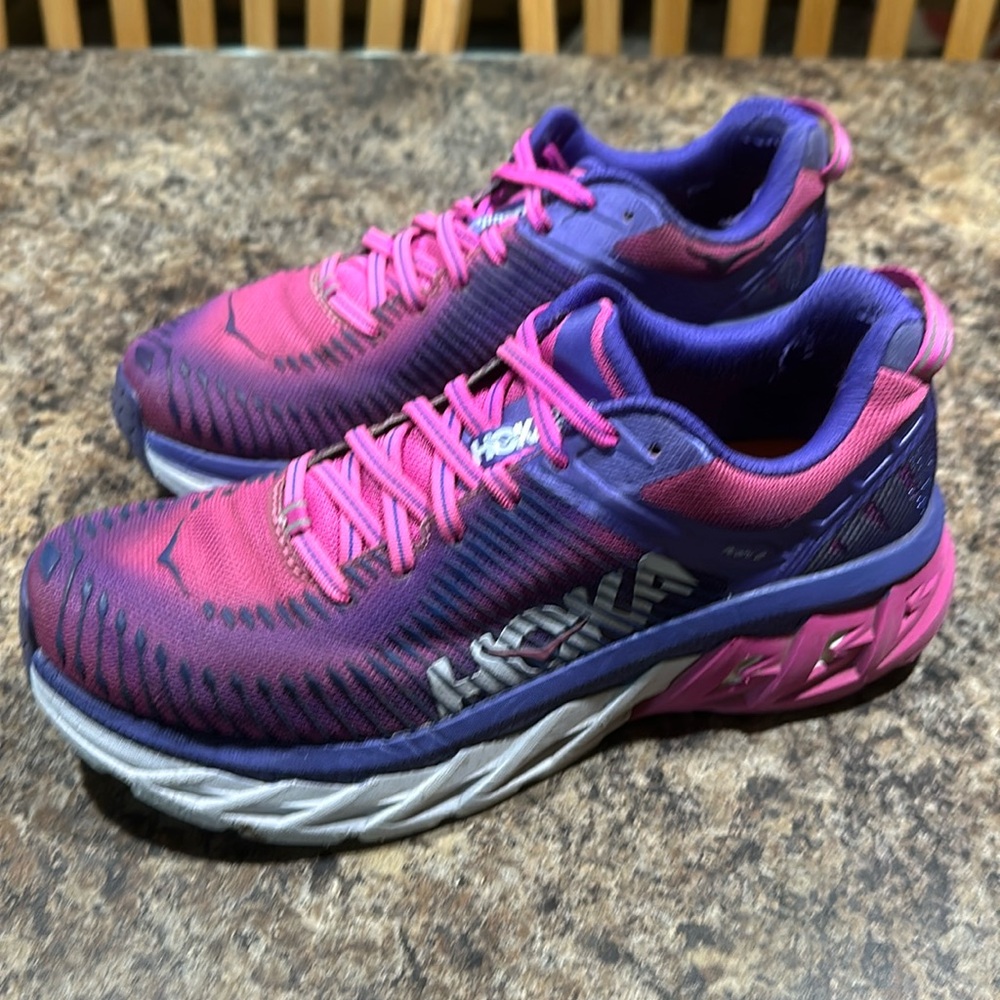 HOKA Arahi 2
